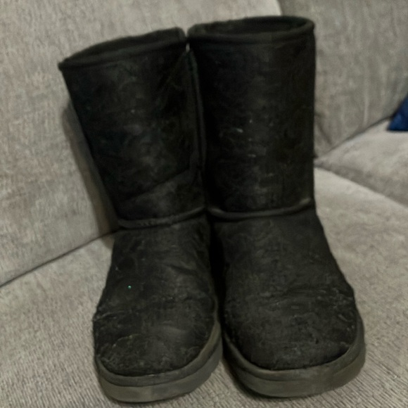 UGG CLASSIC SHORT ANTOINETTE BLACK
BOOTS Size 8 - Picture 2 of 7